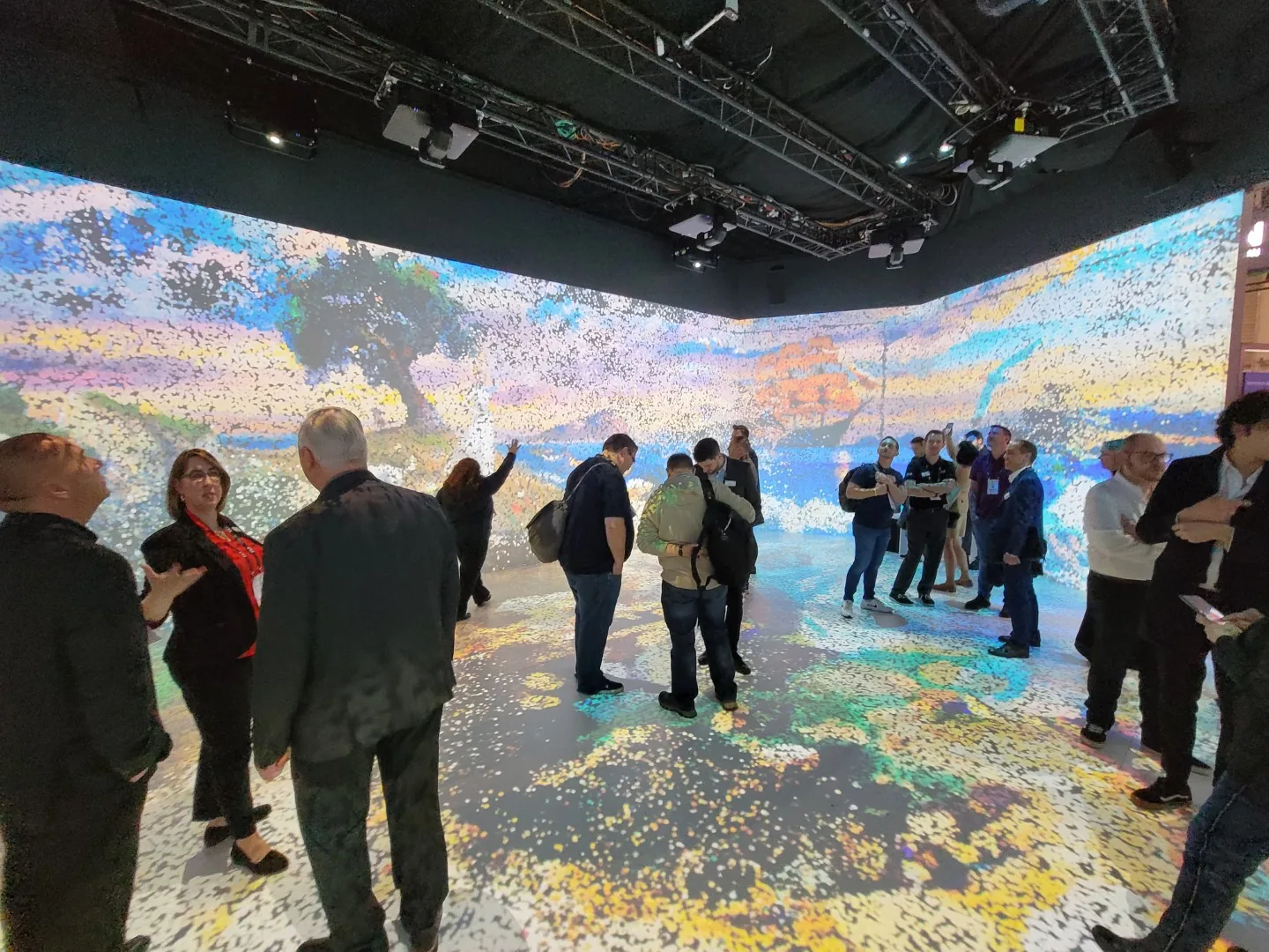 Immersive storytelling environment with panoramic visual content