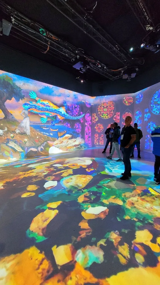 Immersive storytelling environment with panoramic visual content