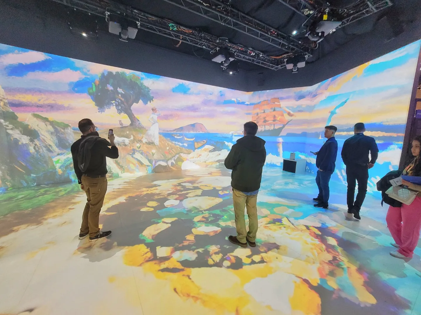Immersive storytelling environment with panoramic visual content