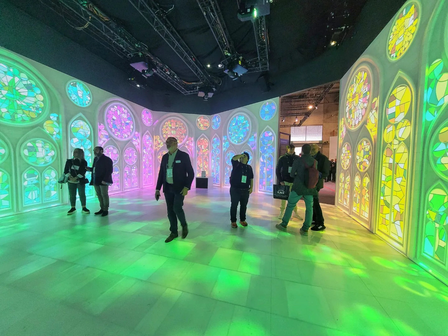 Immersive storytelling environment with panoramic visual content