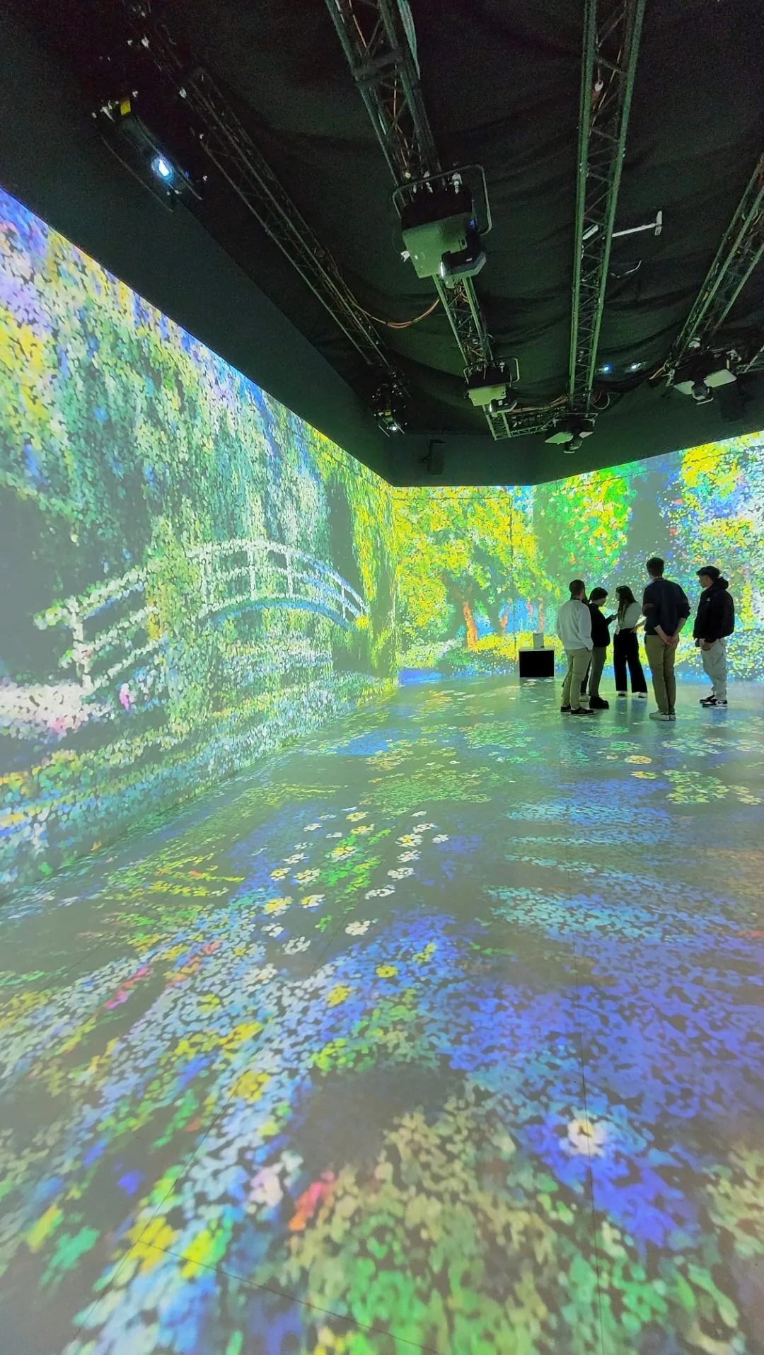 Immersive storytelling environment with panoramic visual content