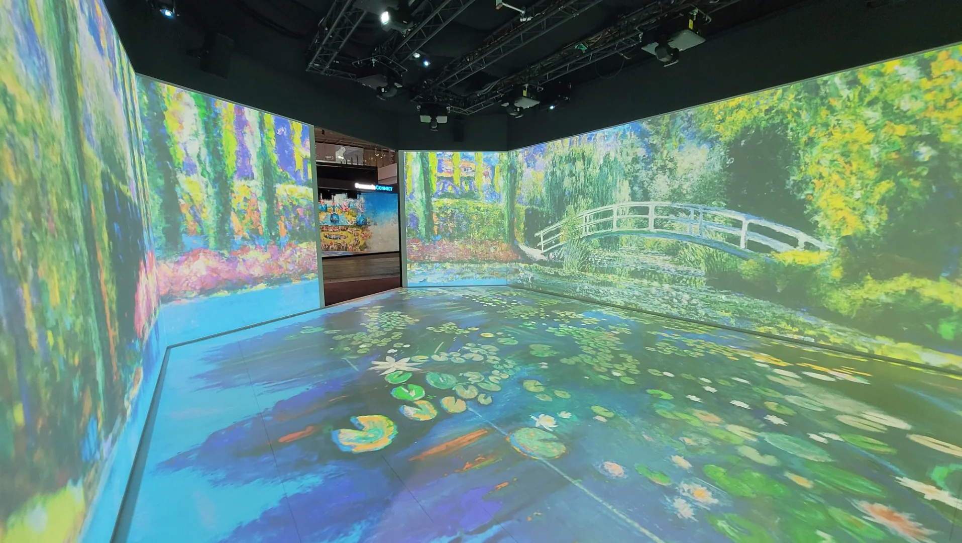 Immersive storytelling environment with panoramic visual content