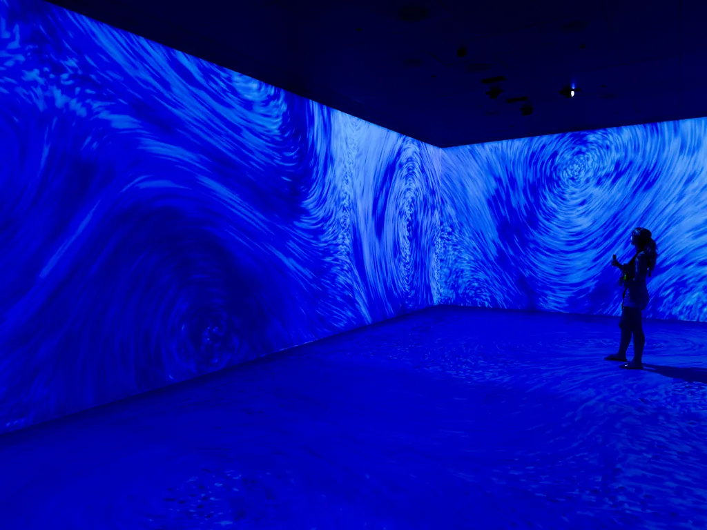 Immersive storytelling environment with panoramic visual content