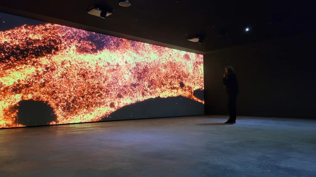 Immersive storytelling environment with panoramic visual content