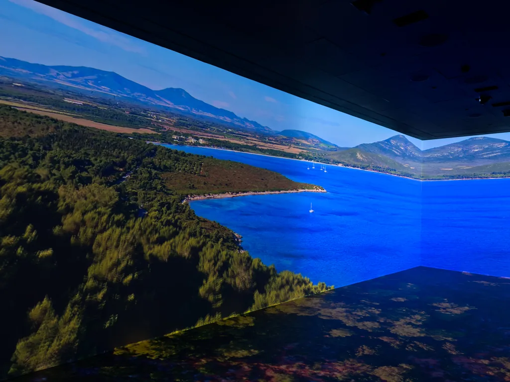 Immersive storytelling environment with panoramic visual content