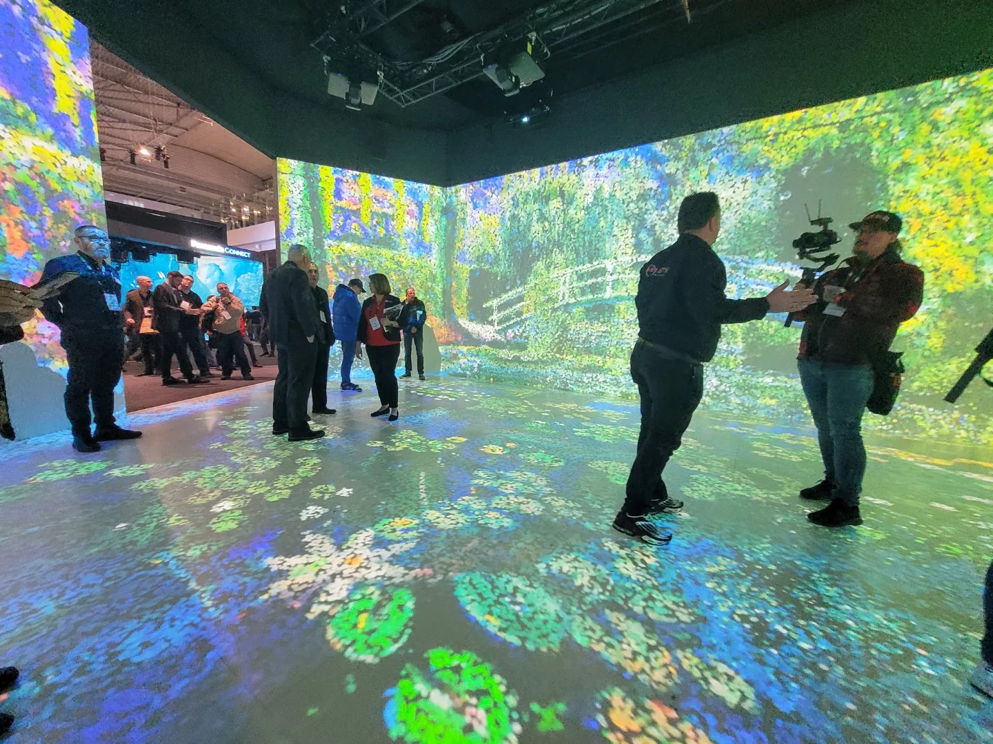 Immersive storytelling environment with panoramic visual content