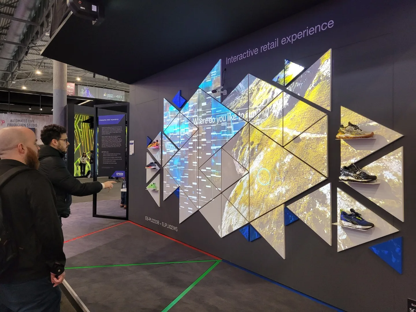 Interactive installation with responsive multimedia content