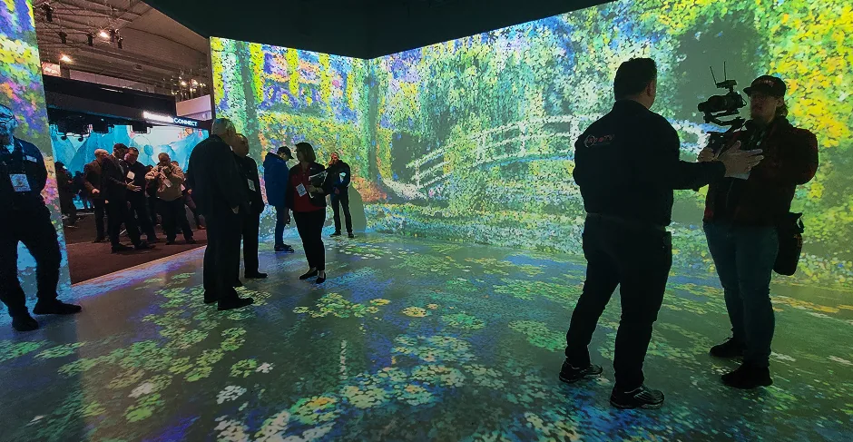 Immersive storytelling environment with panoramic visual content