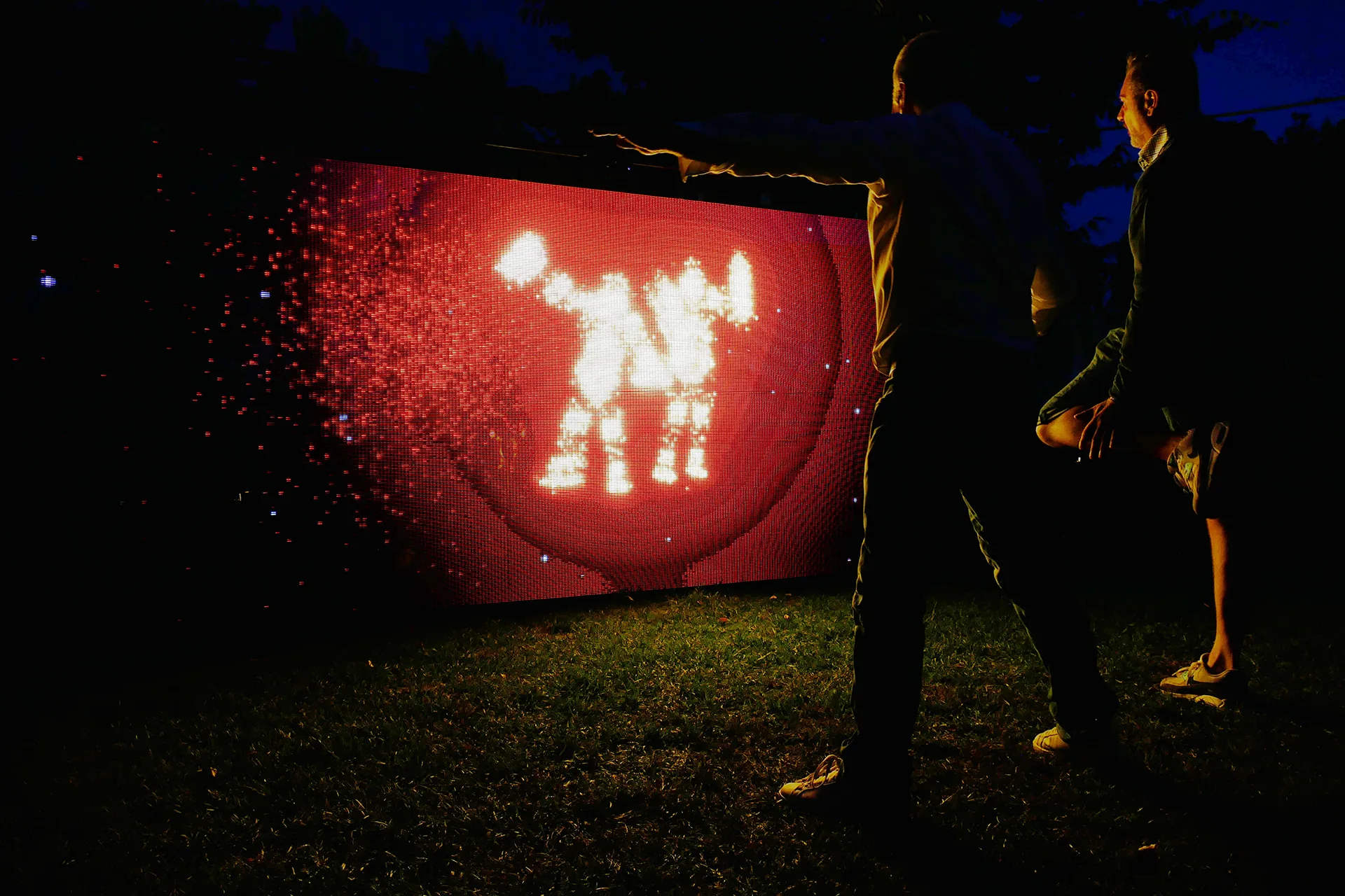 Interactive installation with responsive multimedia content